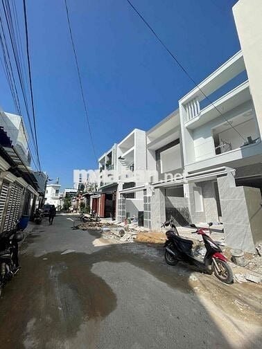 bán nhà 1lầu 1trệt sổ riêng dt 100m2(5x20) 3p ngủ, sân xe hơi 7 chỗ.