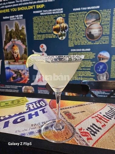 Tuyển Nhân Viên Nữ Phục Vụ Bar Tây 