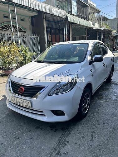 Nissan Sunny XL Trắng 5 chỗ