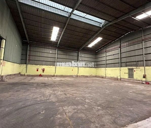 Cần cho thuê gấp kho ở Đường Bùi Văn Ba diện tích 700m2 có pccc