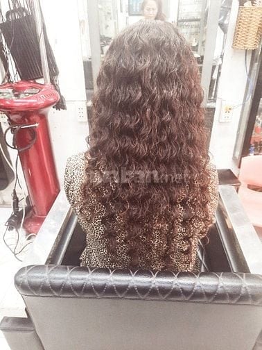 Cần  nữ thợ phụ làm tóc làm móng 