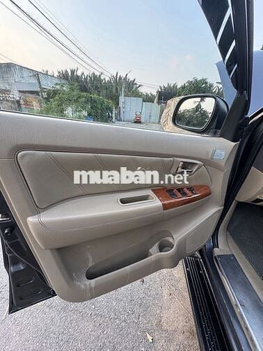 Toyota Fortuner 2011 2 cầu Xám