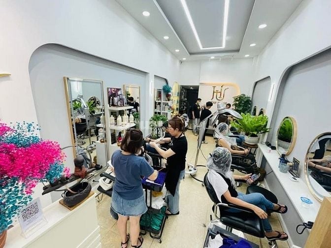 Tuyển thợ phụ có kinh nghiệm gội đầu vô hoá chất 