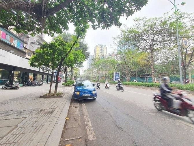 Cho thuê nhà mặt Phố Láng Hạ, Kinh Doanh, 60m2* 4T, MT4.2m, 42 Triệu