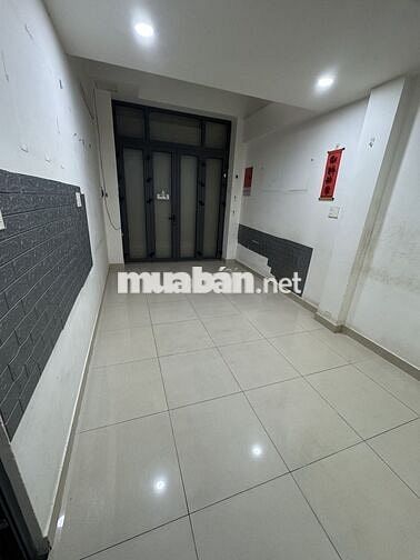 Cho thuê nhà kinh doanh, cách chợ Thuốc tây Nguyễn Giảng Thanh 100m.