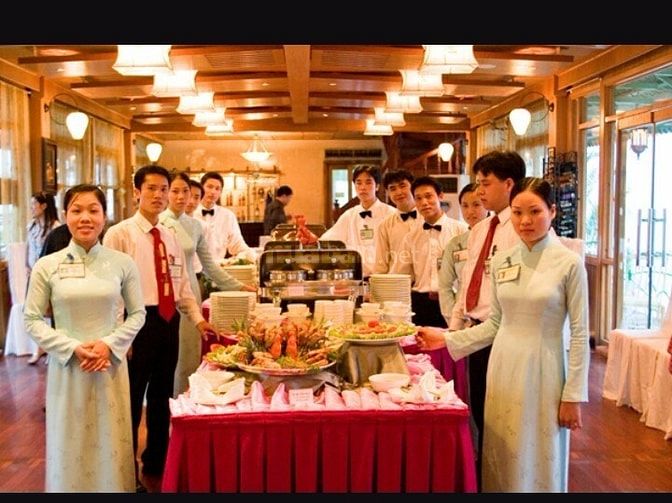 Tuyển nhân viên phục vụ nhà hàng tiệc cưới Queen Plaza 37189635 Tuyển nhân viên phục vụ nhà hàng tiệc cưới Queen Plaza