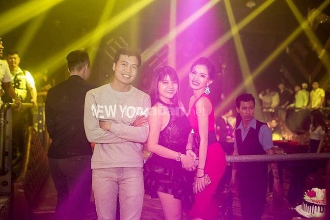 Tuyển Gấp Nam Nữ phục vụ Karaoke lương cao 43906250 Tuyển Gấp Nam Nữ phục vụ Karaoke lương cao