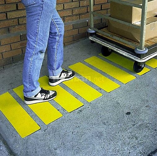 Băng keo 1 mặt chống trơn trượt 3M 610. Đông Châu