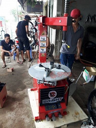 Máy tháo lốp, máy ra vào vỏ xe tay ga, ô tô Bright LC-810E 37961561 Máy tháo lốp, máy ra vào vỏ xe tay ga, ô tô Bright LC-810E