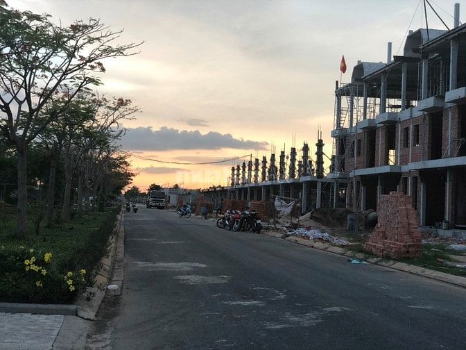Biệt thự ven sông Vàm Cỏ Tây ngay trung tâm thành phố Tân An. 53781722 Biệt thự ven sông Vàm Cỏ Tây ngay trung tâm thành phố Tân An.