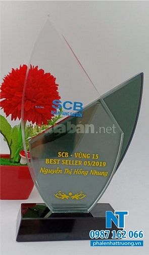 Biểu trưng pha lê - Vinh danh nhân viên 53946830 Biểu trưng pha lê - Vinh danh nhân viên