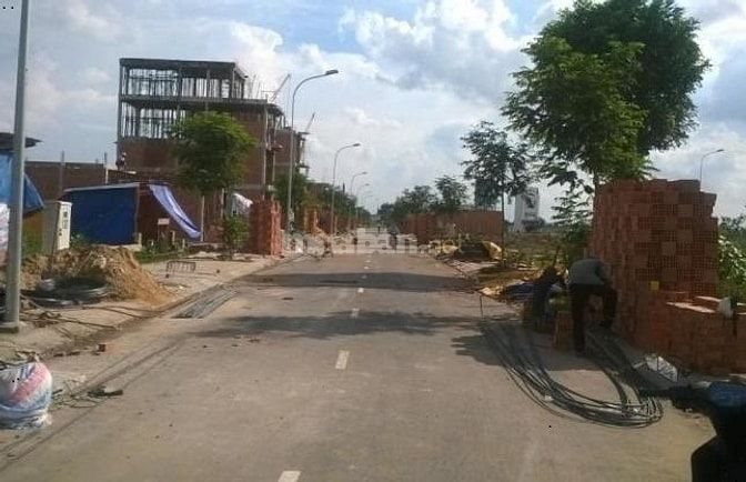 Về Quảng,ba tôi bán miếng kế góc ngay Cổng Siêu Thị chỉ cách QL13 50M 54546258 Về Quảng,ba tôi bán miếng kế góc ngay Cổng Siêu Thị chỉ cách QL13 50M
