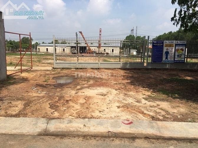 Về Quảng,ba tôi bán miếng kế góc ngay Cổng Siêu Thị chỉ cách QL13 50M 54546258 Về Quảng,ba tôi bán miếng kế góc ngay Cổng Siêu Thị chỉ cách QL13 50M