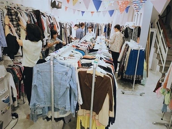 Tuyển Nhân viên Bán hàng Quần áo thời trang. 51317990 Tuyển Nhân viên Bán hàng Quần áo thời trang.