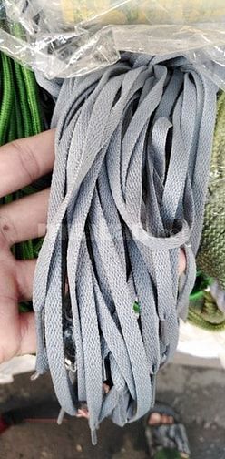Dây giày màu xám, trẻ rung, năng động. 55365605 Dây giày màu xám, trẻ rung, năng động.
