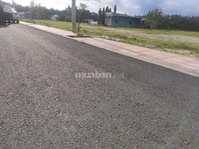 Cần bán đất đầu tư giá rẻ 1600m2 thổ cư 200m2 giá 490Tr SHR 55178005 Cần bán đất đầu tư giá rẻ 1600m2 thổ cư 200m2 giá 490Tr SHR