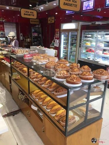 Nhân viên bán bánh mì ngọt tại cửa hàng 58341479 Nhân viên bán bánh mì ngọt tại cửa hàng