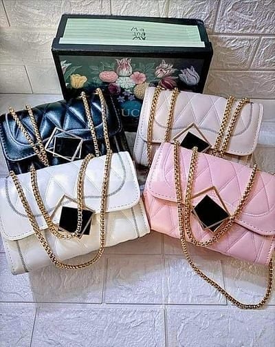 Cửa hàng túi xách cần tuyển gấp nhân viên bán hàng sau tết 61845065 Cửa hàng túi xách cần tuyển gấp nhân viên bán hàng sau tết