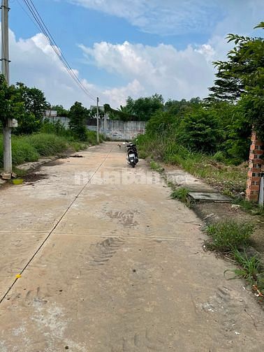 Kẹt vốn gđ cần bán lô đất sổ riêng,cách quốc lộ 13 vào 100m