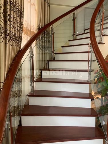 Bán nhà ngõ 36 phố Duy Tân, diện tích 55 m2, 5 tầng, sổ đỏ chính chủ