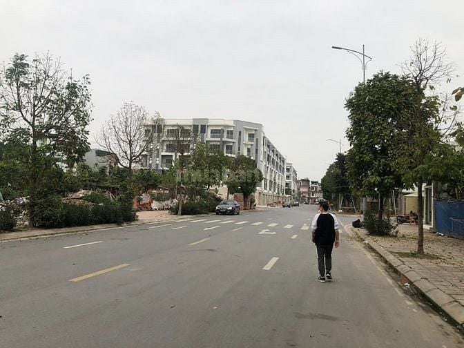 Bán đất 22 phố Lý Sơn (mặt đường QL5)-145m2-mặt tiền 11m-lô 3 mặt