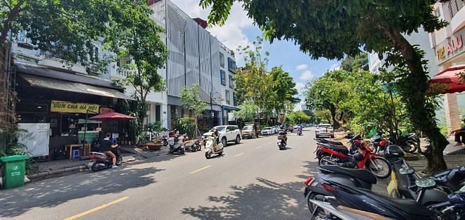 Cho thuê căn đôi khách sạn 24 phòng đường lớn Phú Mỹ Hưng giá 150tr