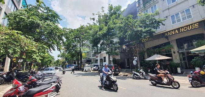 Cho thuê căn đôi khách sạn 24 phòng đường lớn Phú Mỹ Hưng giá 150tr