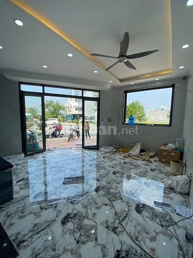 Chính chủ bán gấp căn nhà 1trệt4 lầu 54m2 ngã tư Võ Văn Kiệt giá 5tỷ2.