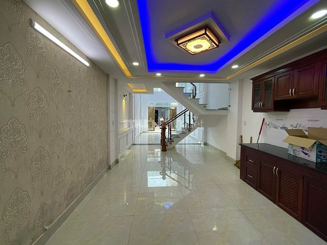 Chính chủ bán gấp căn nhà 1trệt4 lầu 54m2 ngã tư Võ Văn Kiệt giá 5tỷ2.