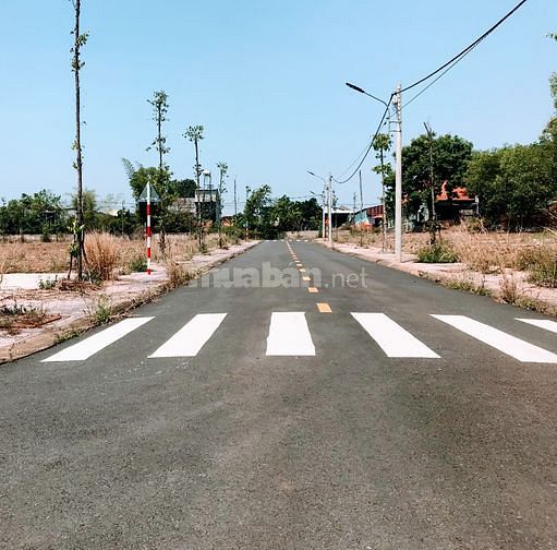 Nền cách quốc lộ đúng 200m, sổ riêng, full thổ cư