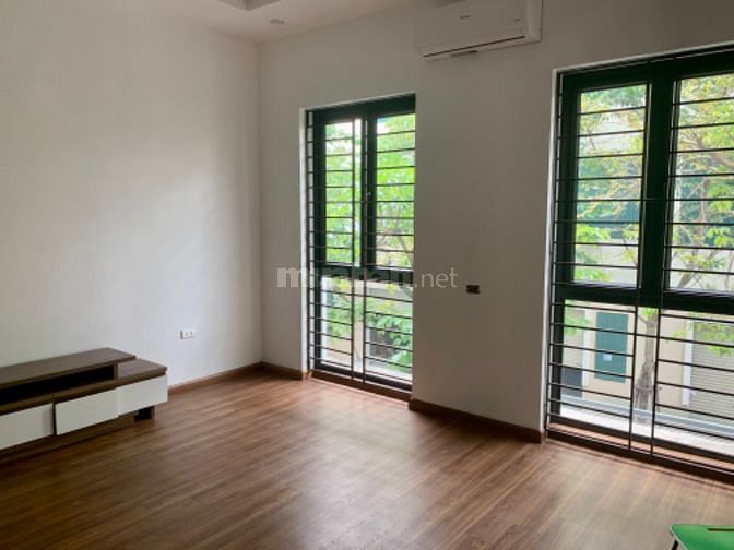 Nhà liền kề , đường trước nhà 2 oto tránh nhau, có công viên âm nhạc.