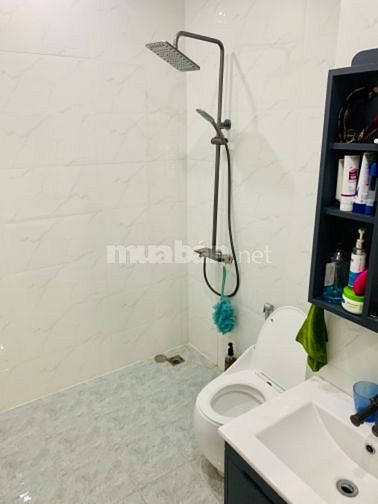 Nhà liền kề , đường trước nhà 2 oto tránh nhau, có công viên âm nhạc.