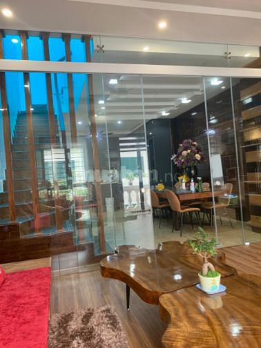 Nhà liền kề , đường trước nhà 2 oto tránh nhau, có công viên âm nhạc.