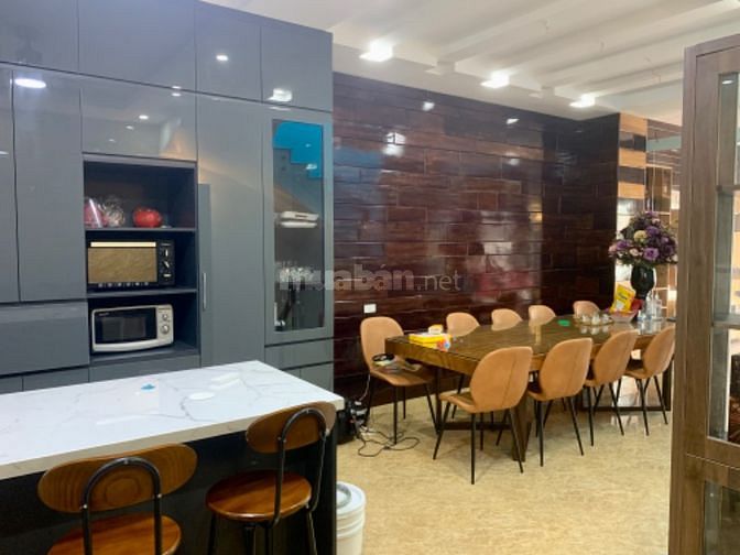 Nhà liền kề , đường trước nhà 2 oto tránh nhau, có công viên âm nhạc.