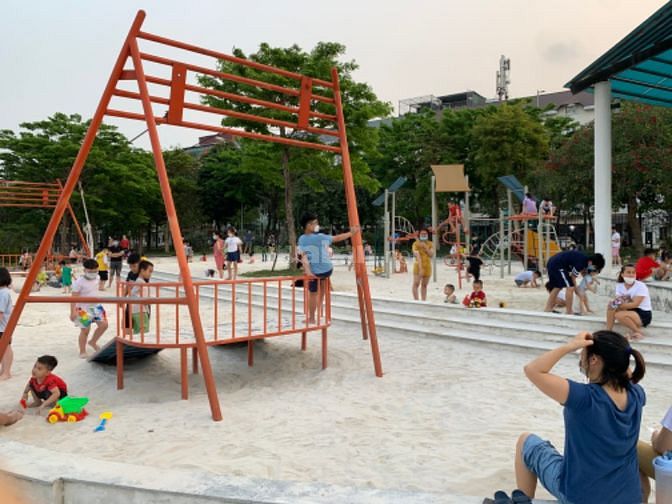 Nhà liền kề , đường trước nhà 2 oto tránh nhau, có công viên âm nhạc.