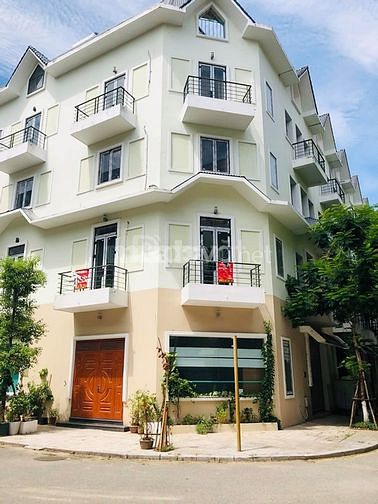 Nhà liền kề , đường trước nhà 2 oto tránh nhau, có công viên âm nhạc.