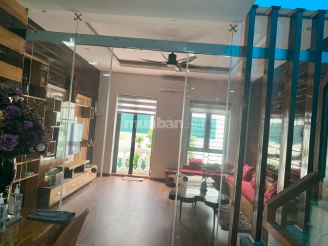 Nhà liền kề , đường trước nhà 2 oto tránh nhau, có công viên âm nhạc.