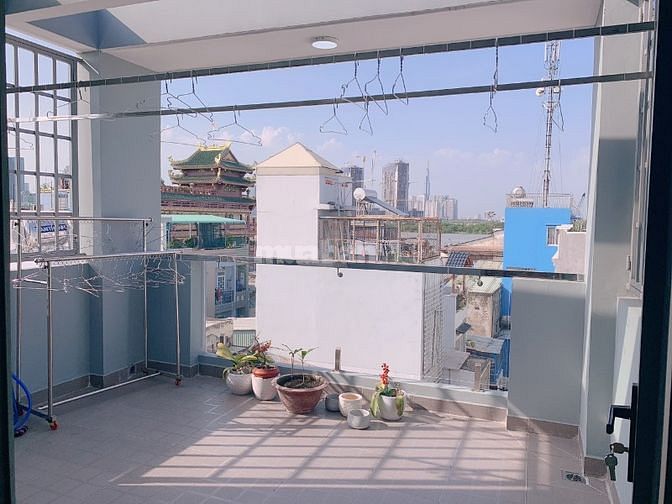 Bán nhà đường Nguyễn Tất Thành Quận 4, gần đại học Luật, 4x10m, 4 tầng