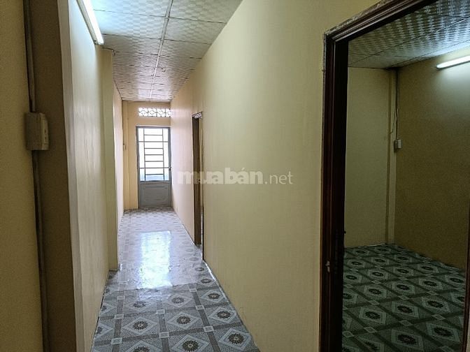 NHÀ HẼM THÔNG XE HƠI ĐẬU TRƯỚC CỬA , DOANH THU ĐANG SẴN 4 TRIỆU/THÁNG