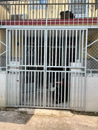 NHÀ HẼM THÔNG XE HƠI ĐẬU TRƯỚC CỬA , DOANH THU ĐANG SẴN 4 TRIỆU/THÁNG