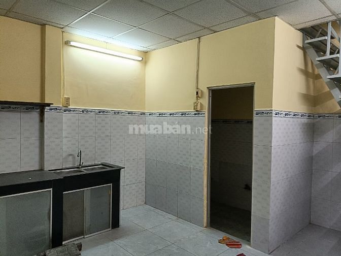 NHÀ HẼM THÔNG XE HƠI ĐẬU TRƯỚC CỬA , DOANH THU ĐANG SẴN 4 TRIỆU/THÁNG