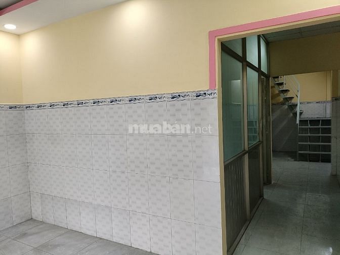 NHÀ HẼM THÔNG XE HƠI ĐẬU TRƯỚC CỬA , DOANH THU ĐANG SẴN 4 TRIỆU/THÁNG