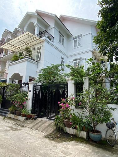 Biệt thự sân vườn ngang 10 x 12, đường trước mặt nhà 7m, khu văn minh