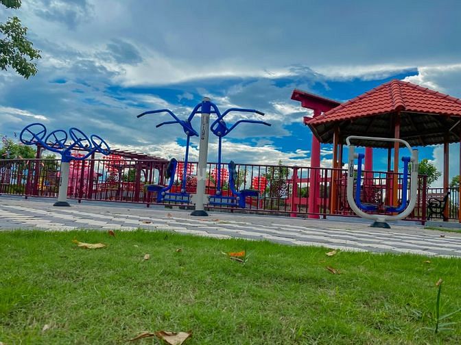 Nhà phố liền kề mặt tiền lộ nhựa chín chũ bán gấp
