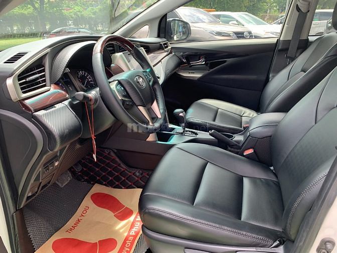 Innova Venturer 2019 số tự động màu trắng - xe đẹp vô nhiều đồ chơi