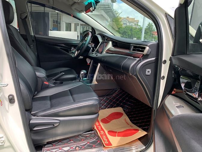 Innova Venturer 2019 số tự động màu trắng - xe đẹp vô nhiều đồ chơi