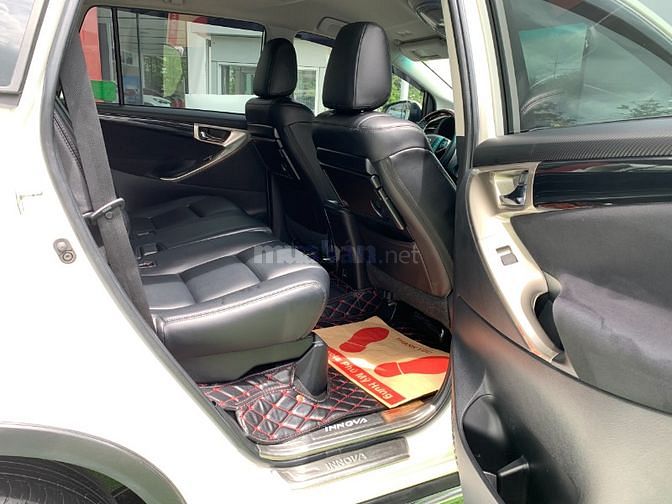 Innova Venturer 2019 số tự động màu trắng - xe đẹp vô nhiều đồ chơi