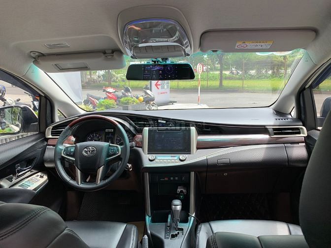 Innova Venturer 2019 số tự động màu trắng - xe đẹp vô nhiều đồ chơi