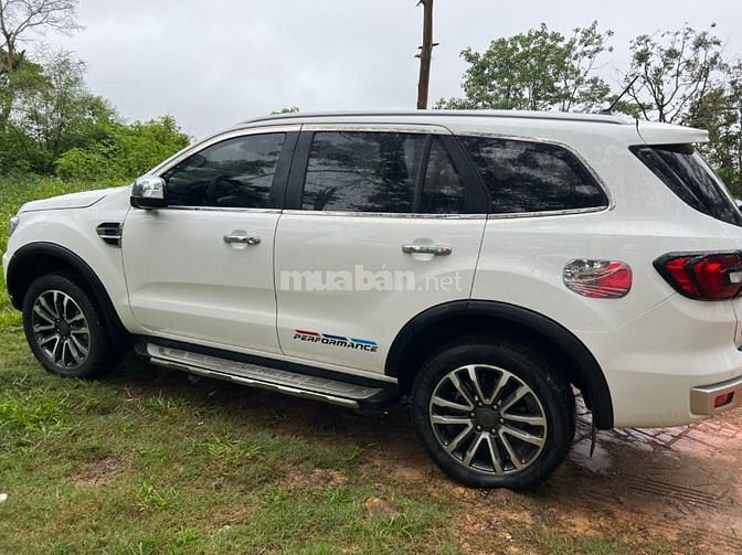 Bán xe Ford Everest 2,0AT turbo Titanium SX 2019, màu trắng