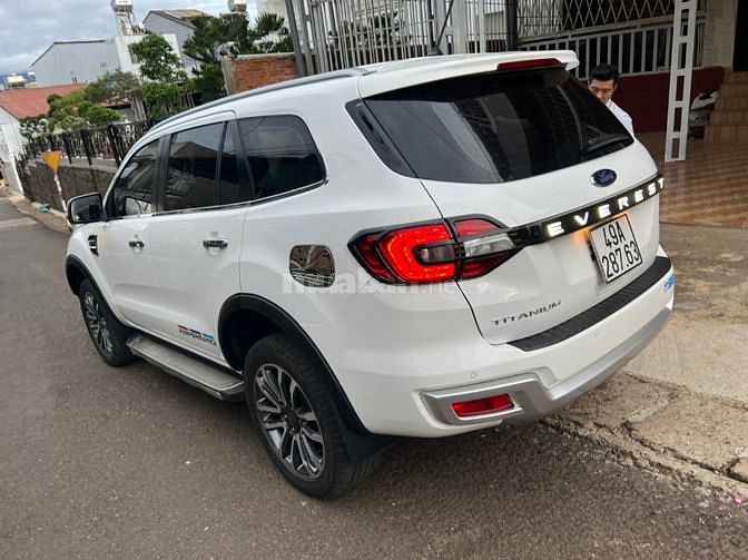 Bán xe Ford Everest 2,0AT turbo Titanium SX 2019, màu trắng